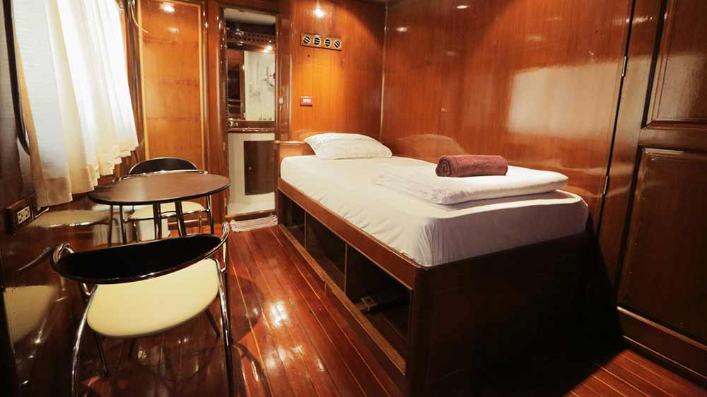 MV-Hallelujah-VIP-Single-Cabin.jpg
